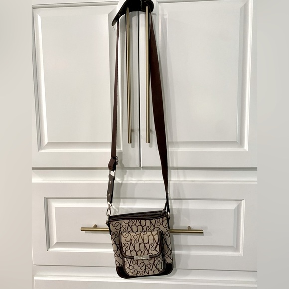 261.   NY&CO SIGNATURE CROSSBODY WITH ADJUSTABLE STRAP - Picture 6 of 9